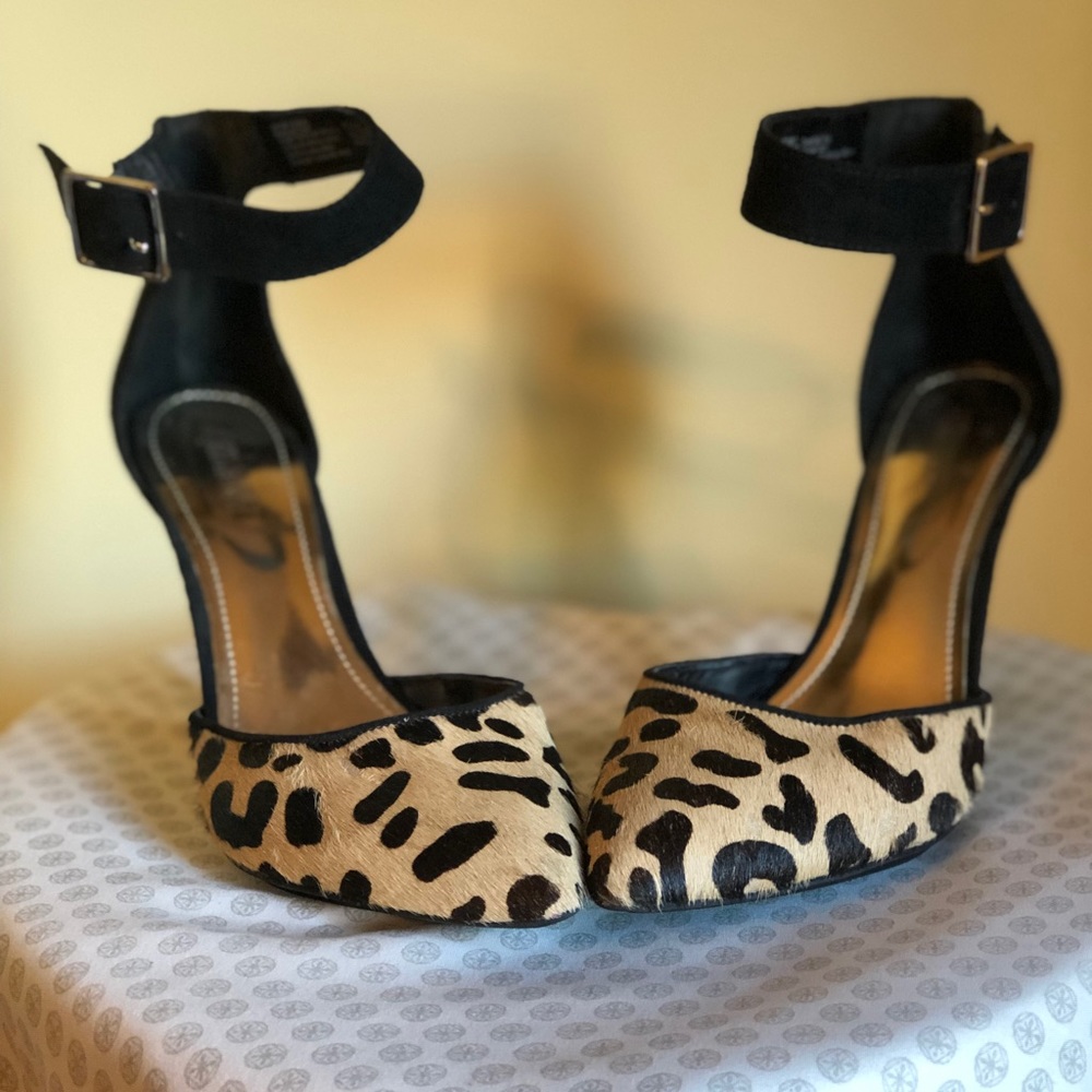 Jennifer Lopez leopard print high heel